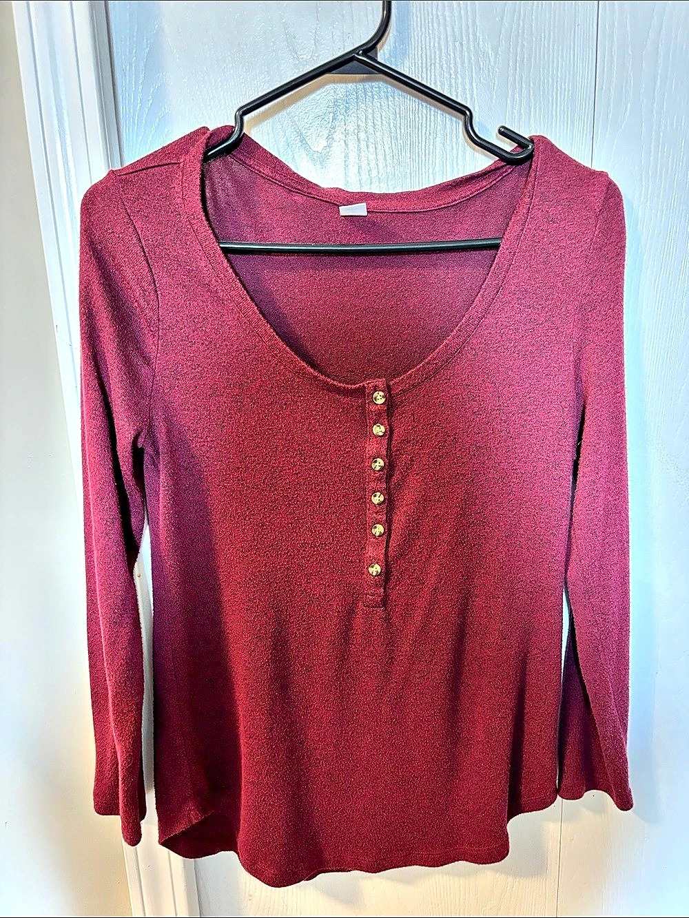 Old Navy Long Sleeve Henley in Burgundy Size Medium Like New